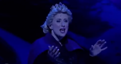 百老汇音乐剧版《冰雪奇缘》梦幻城堡舞台效果超赞, 女王一秒变装, 全程高能!
