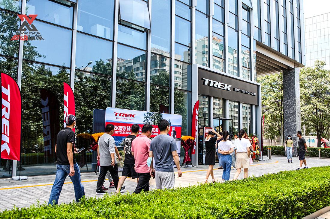 客户准备进店参观.jpg
