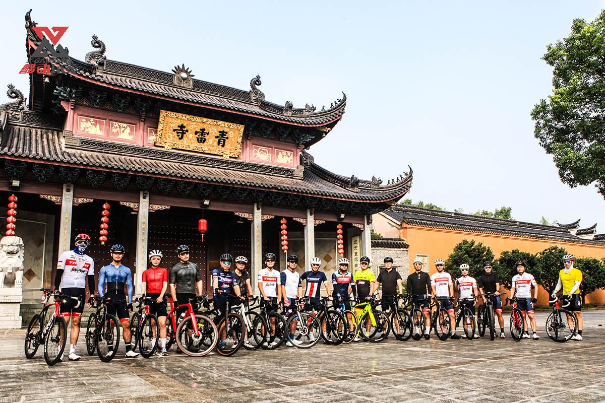 雷青寺合影.jpg