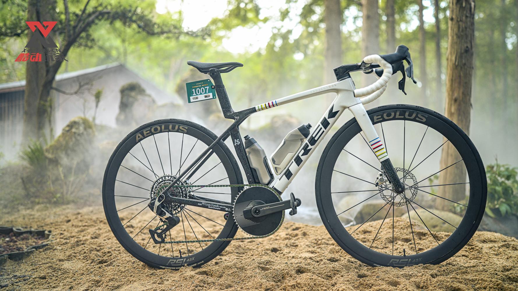 荣耀加冕 Trek P1首度为中国车手打造彩虹冠军涂装